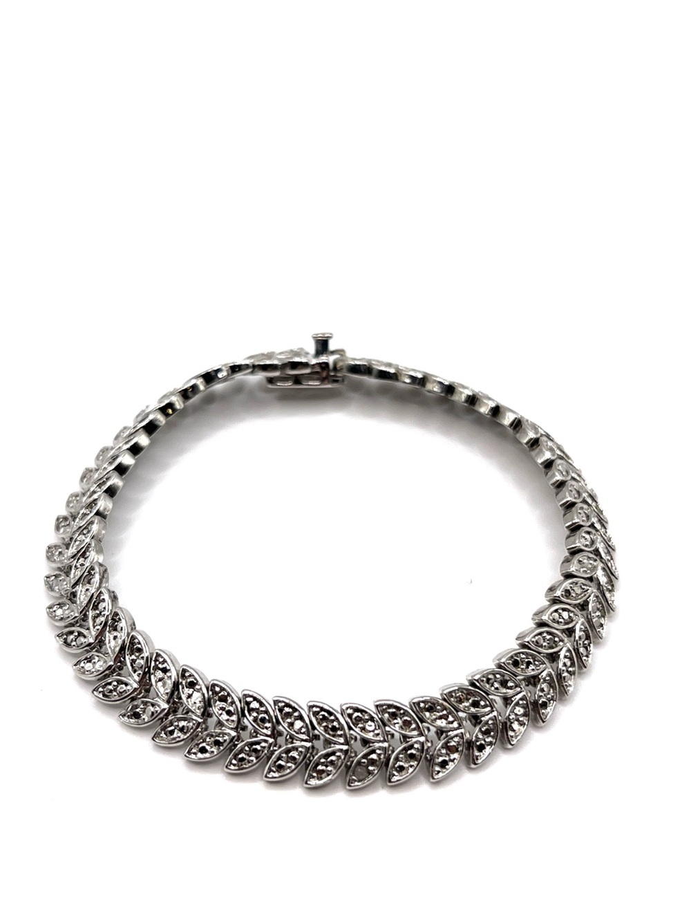 Elegant Silver-Tone Woven Link Bracelet Leaf Pattern Box Clasp closure